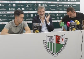 Javier Medina, Ángel González y Alberto Aguilar en la despedida del técnico