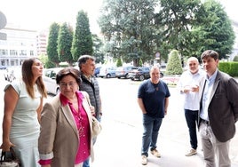 El consejero Borja Sánchez, a la derecha, acompañado por los representantes municipales, empresariales y sindicales, antes de la reunión.