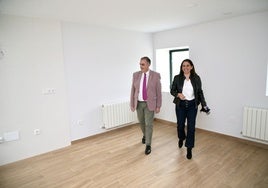 EL consejero de Fomento, Roberto Media, visita una de las viviendas con la alcaldesa, Carmen Pérez.