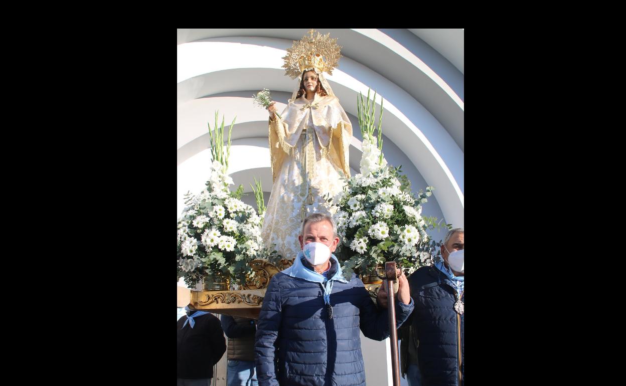 Juan Vicente Manchado, junto a la imagen de la Virgen de la Aurora. 