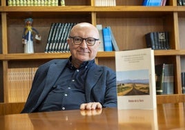 Alonso de la Torre con el libro que presenta el martes en Badajoz.