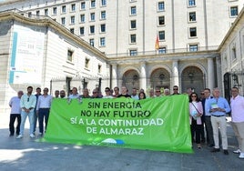 Miembros de la plataforma, el pasado miércoles a las puertas del Ministerio de Transición Ecológica.