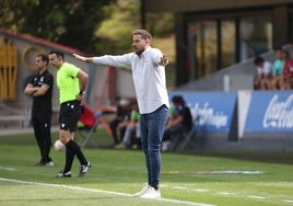Sergi Guilló dirigiendo al Mérida la pasada temporada.