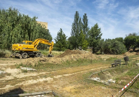 Una máquina durante el inicio de las obras del nuevo saneamiento de Cáceres esta semana en la zona del campus universitario.