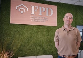 Jorge Azón, en la sede del centro de Formación Profesional a Distancia donde imparte clases