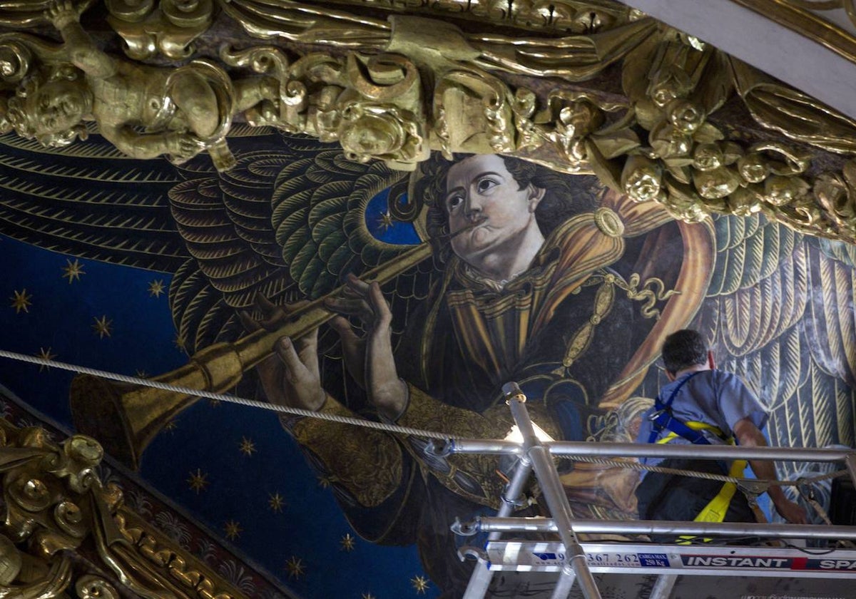 Cultura autoriza un año después las obras de restauración de la cubierta y pinturas de los ángeles músicos de la Catedral