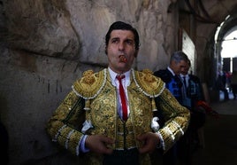 Morante se fuma un puro antes de una de sus faenas del viernes en Nimes.