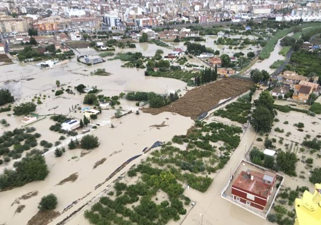 Imagen tomada desde un helicóptero del 112 donde se observa los efectos derivados de un gran tapón de cañas en un tramo del Segura, entre Molina y Alguazas.