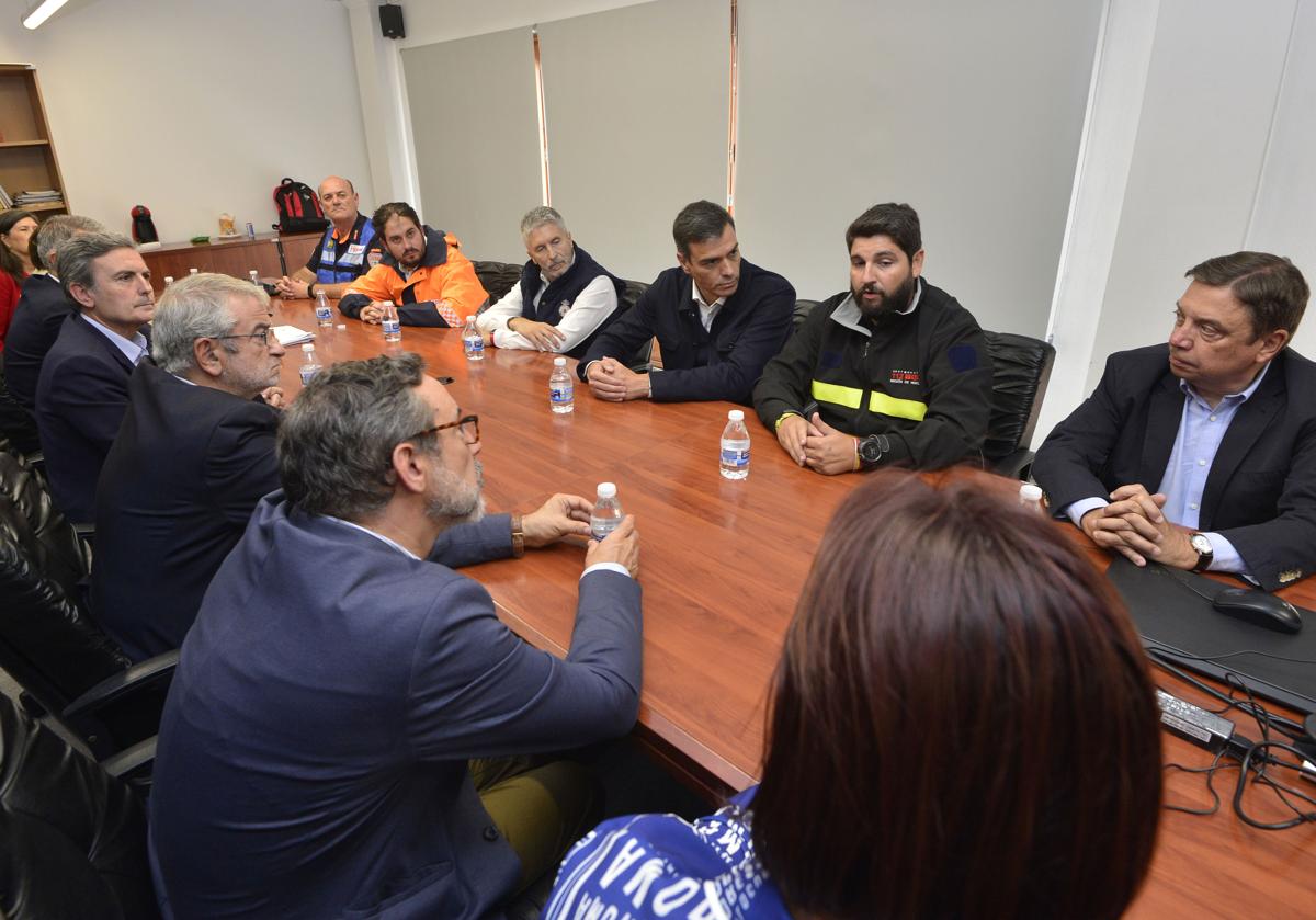 Imagen principal - Visita a los Alcázares del presidente del Gobierno de Pedro Sánchez y los ministros de interior y Agricultura, Marlasca y Planas, acompañados del presidente de la Región de Murcia, Fernando López Miras.