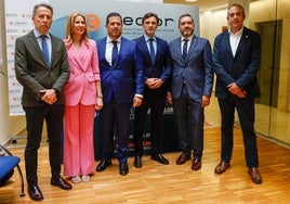 El alcalde, la consejera de Empresa, el presidente de Ceclor, el consejero de Fomento, el presidente de Croem y el presidente de la Cámara de Comercio en la asamblea de Ceclor.