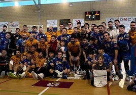 Foto de familial del Sariegos con el otro finalista, el filial de Villa de Aranda.