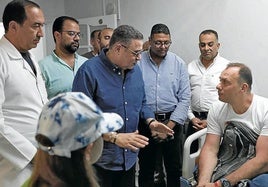 El gobernador de la región del mar Rojo, Amr Hanafi, visita a uno de los turistas hospitalizados en Hurghada.