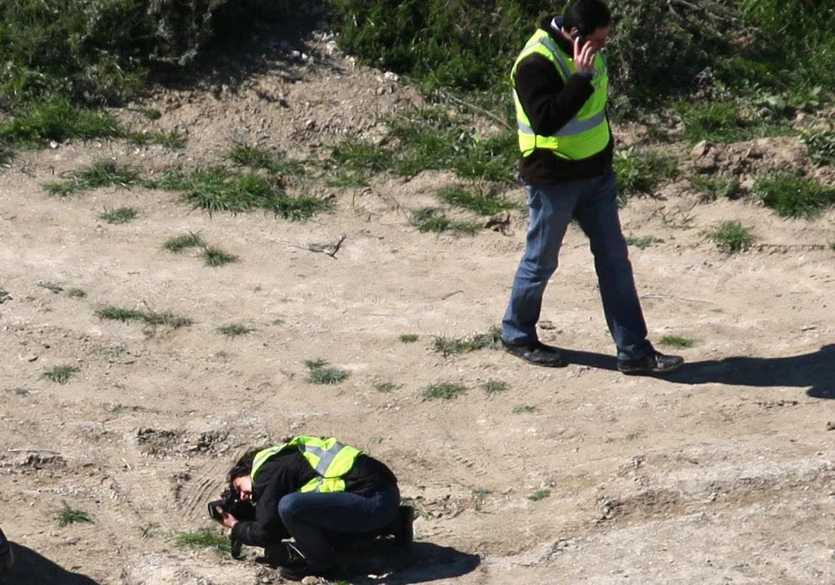 Dos guardias civiles inspeccionan un terreno en una imagen de archivo.