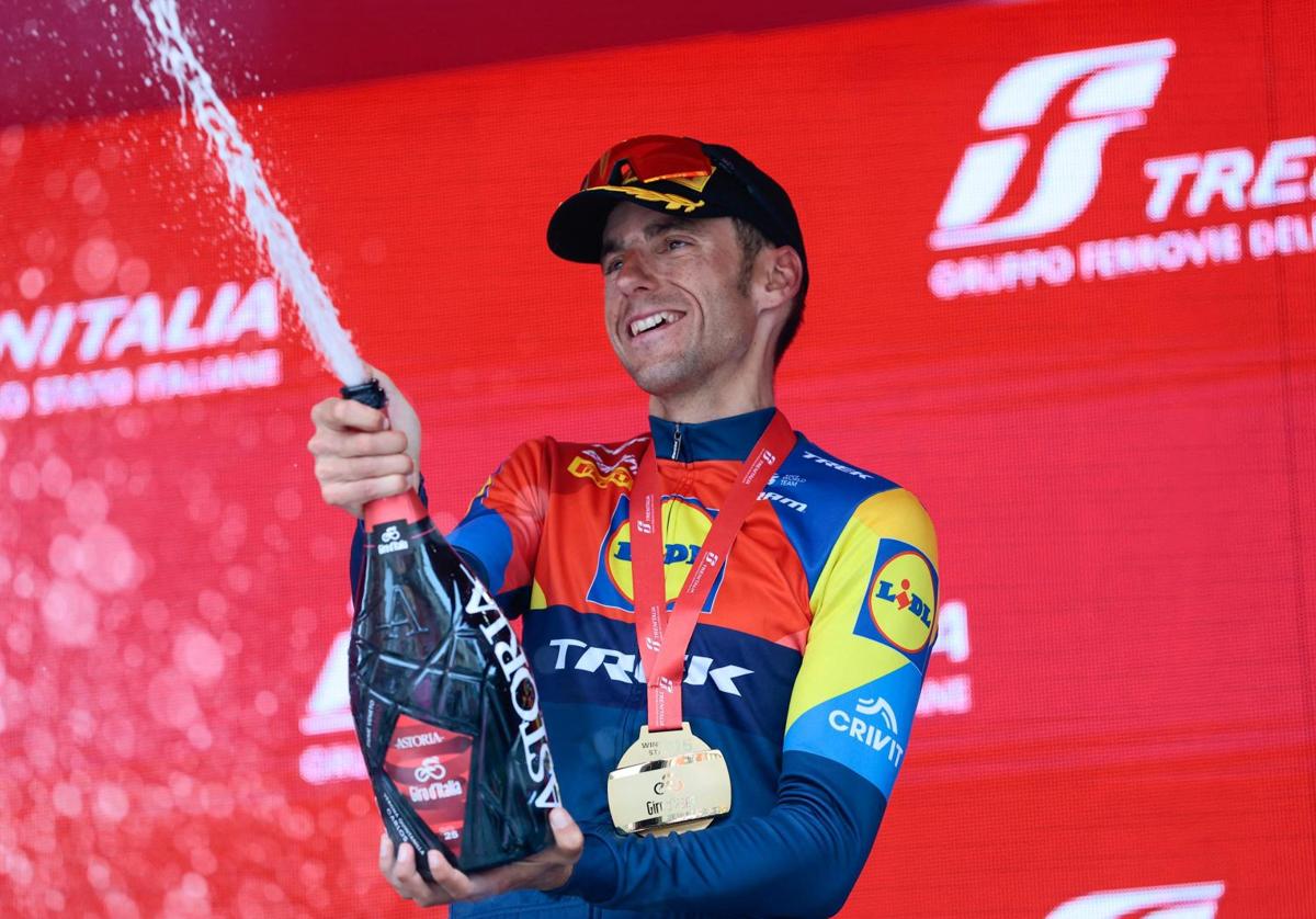 Carlos Verona celebra su victoria de etapa en el Giro.