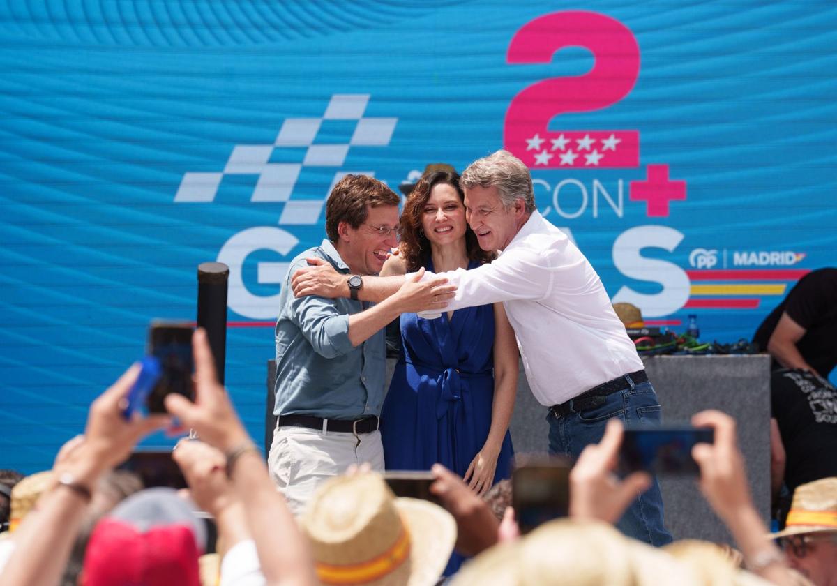 Almeida, Ayuso y Feijóo, durante el acto del PP en Madrid.
