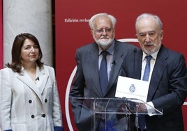 Los académicos Cristina Sánchez e Ignacio Bosque junto al director de la RAE, Santigo Muñoz Machado.